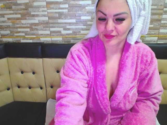 Yanisa28's BongaCams show and profile