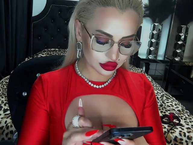 lovelyblondyx