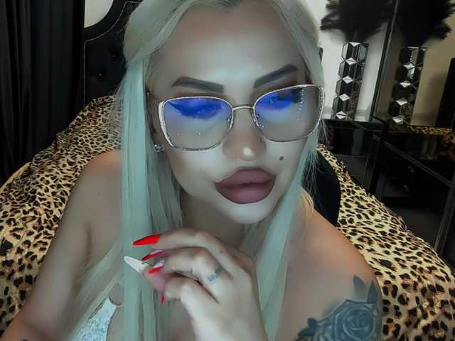 lovelyblondyx