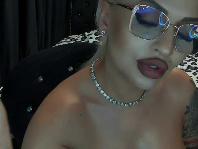 lovelyblondyx live sex show