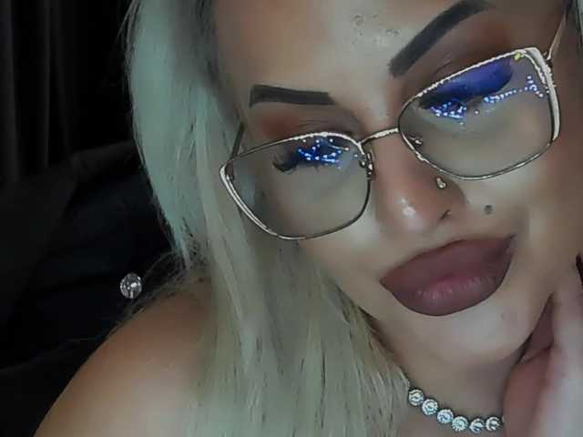 lovelyblondyx live sex show