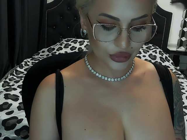 lovelyblondyx live cam