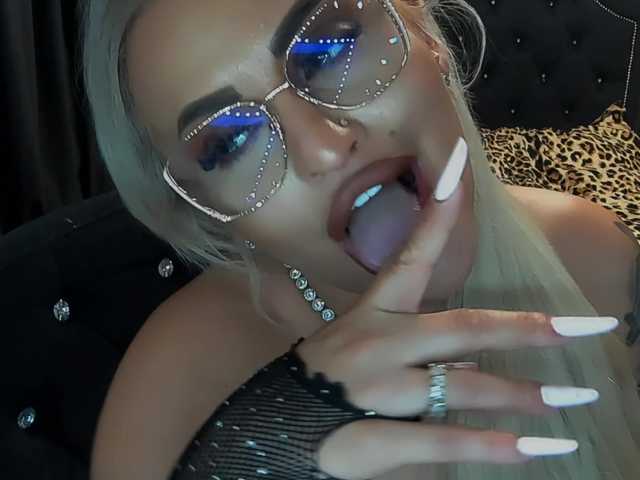 lovelyblondyx live cam