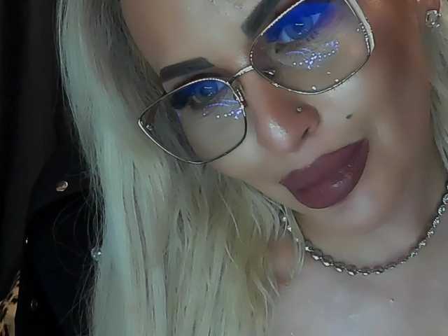 lovelyblondyx's BongaCams show and profile