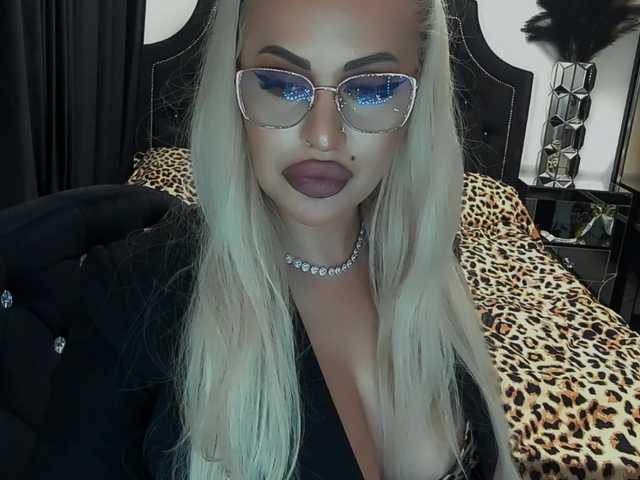 lovelyblondyx live sex