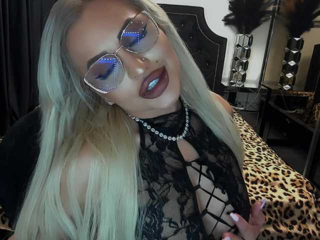 lovelyblondyx live cam