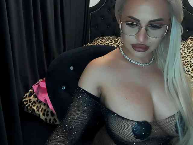lovelyblondyx webcam
