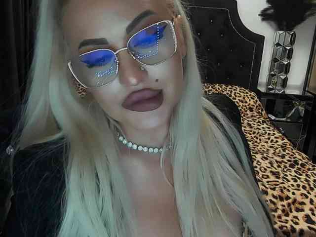lovelyblondyx webcam