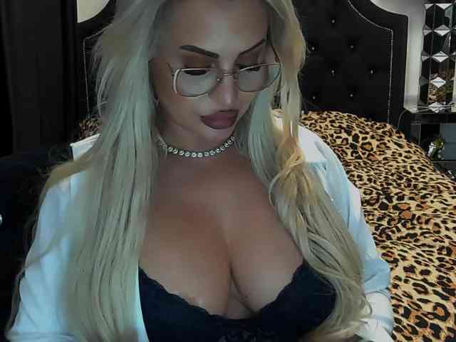 lovelyblondyx webcam