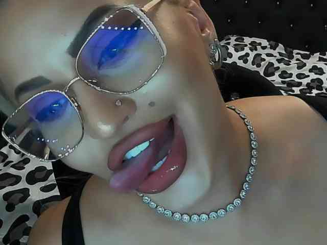 lovelyblondyx webcam
