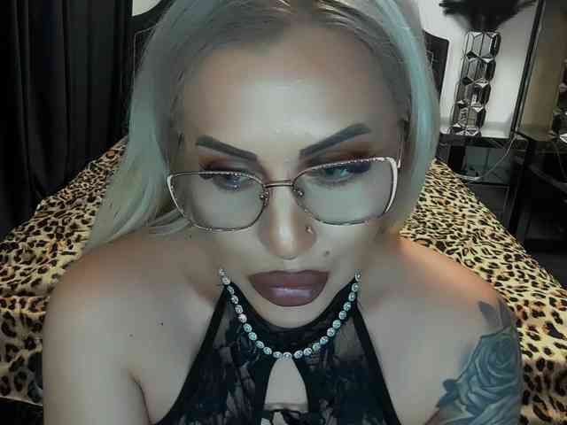 lovelyblondyx webcam