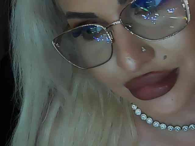 lovelyblondyx webcam