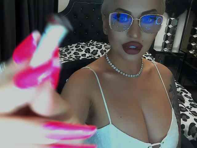 lovelyblondyx webcam