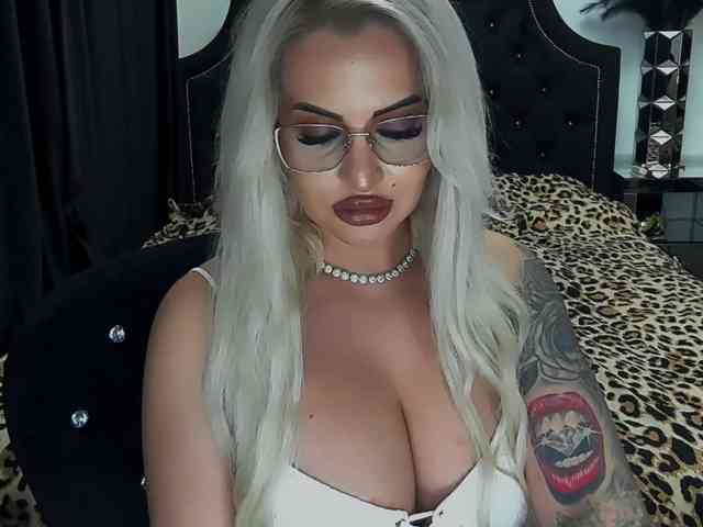 lovelyblondyx webcam