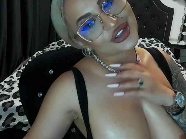 lovelyblondyx webcam