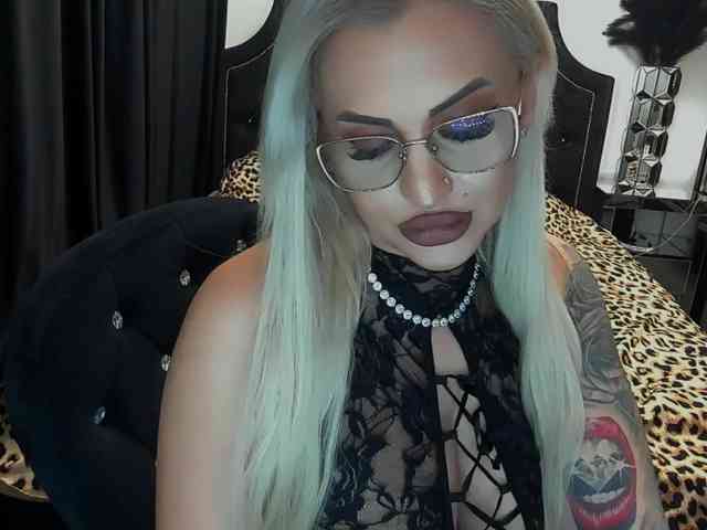 lovelyblondyx webcam
