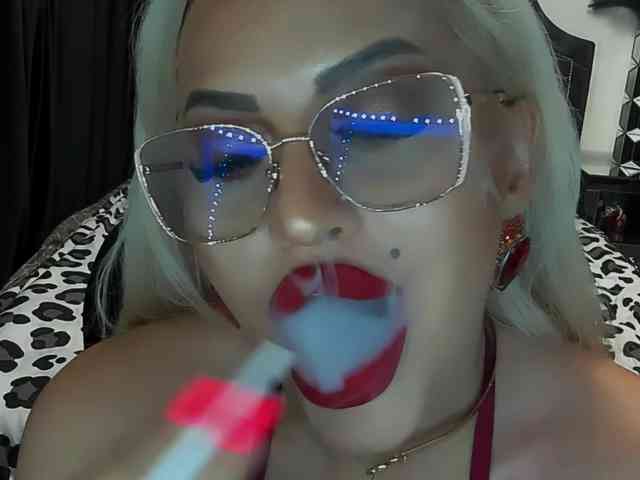 lovelyblondyx webcam