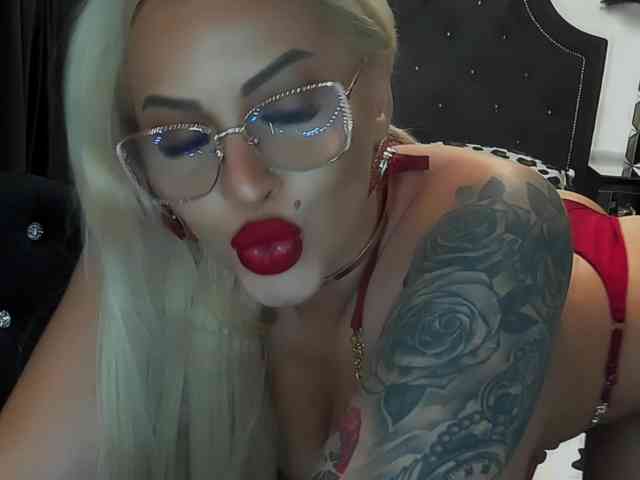 lovelyblondyx