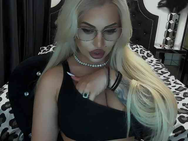 lovelyblondyx webcam