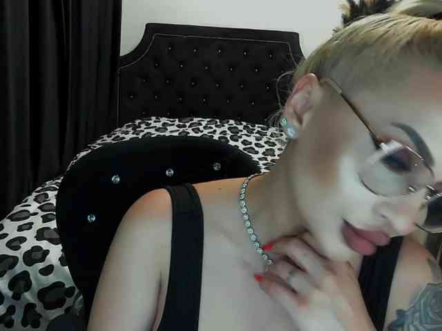 lovelyblondyx webcam