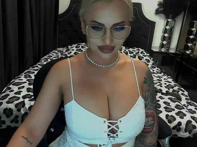 lovelyblondyx webcam