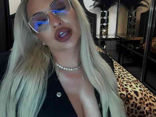 lovelyblondyx webcam