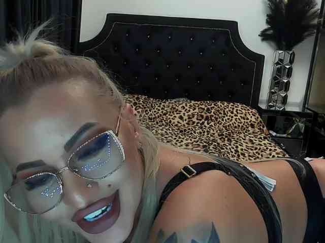 lovelyblondyx webcam