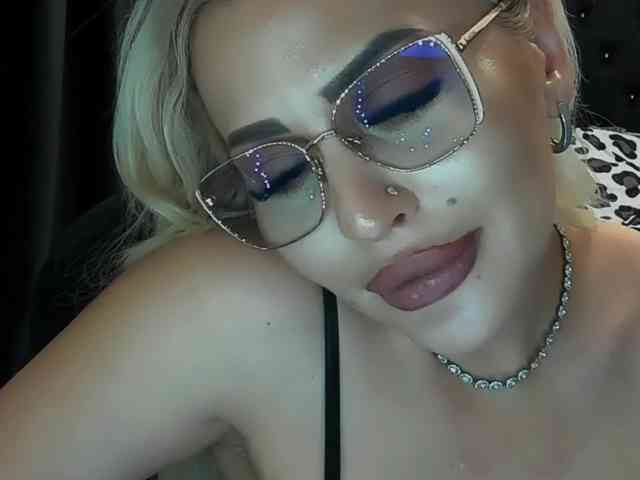 lovelyblondyx webcam