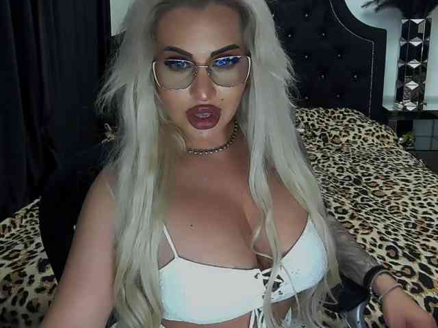 lovelyblondyx Live Webcam on BongaCams