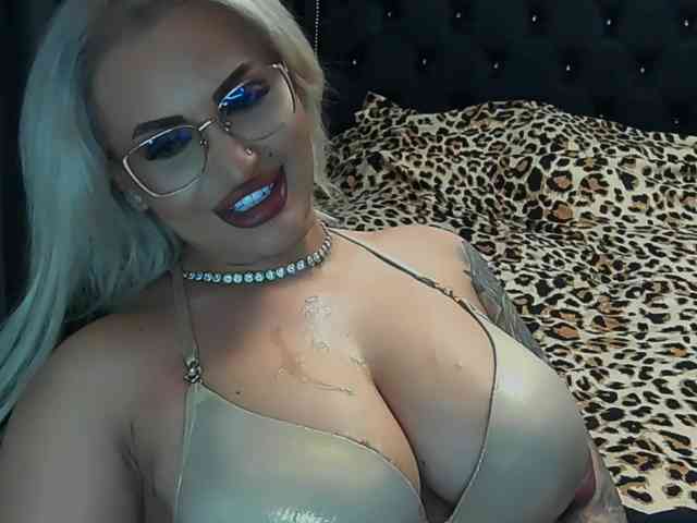lovelyblondyx webcam