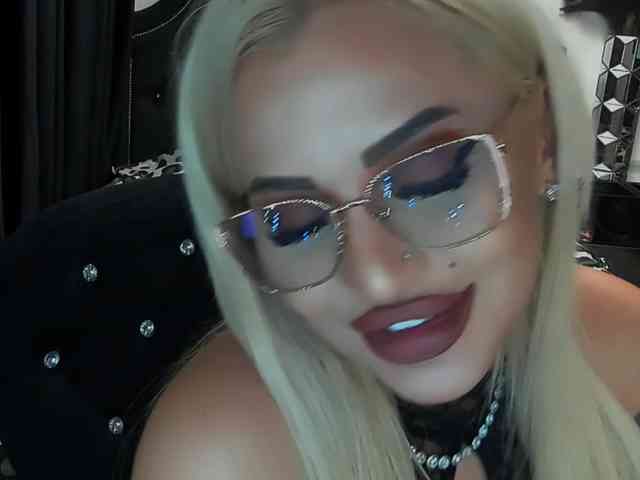 lovelyblondyx webcam