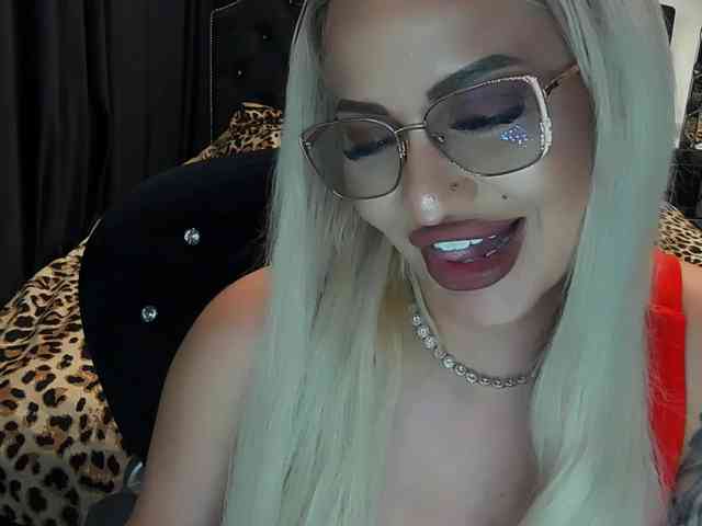lovelyblondyx