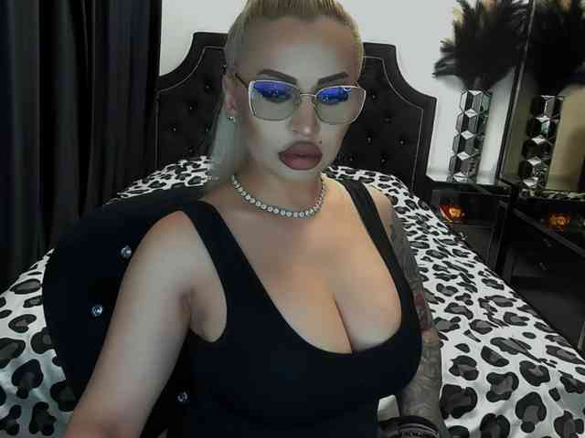 lovelyblondyx webcam