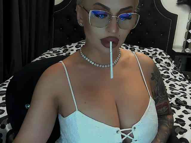 lovelyblondyx