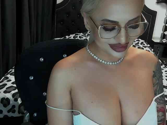 lovelyblondyx webcam