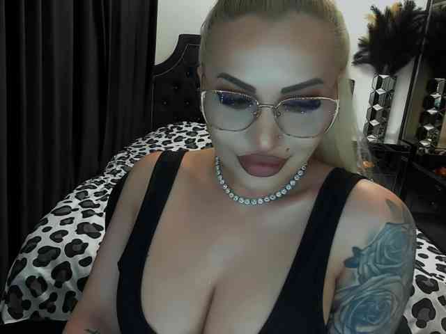 lovelyblondyx webcam