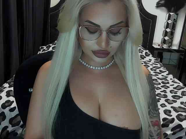 lovelyblondyx webcam