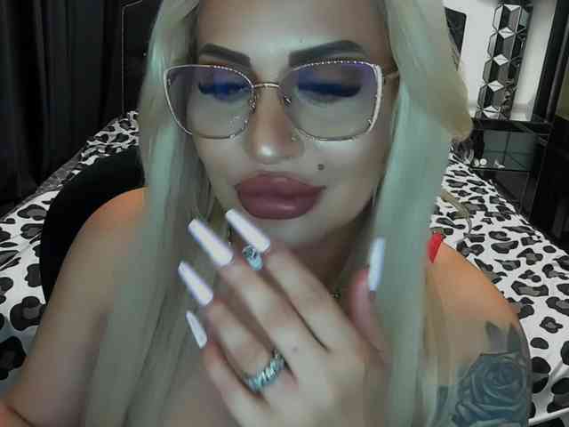 lovelyblondyx webcam
