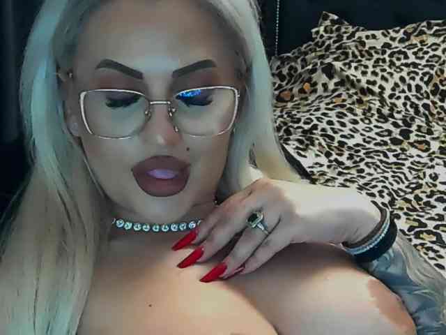 lovelyblondyx webcam