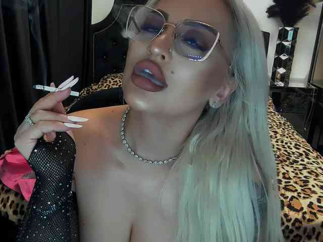 lovelyblondyx webcam