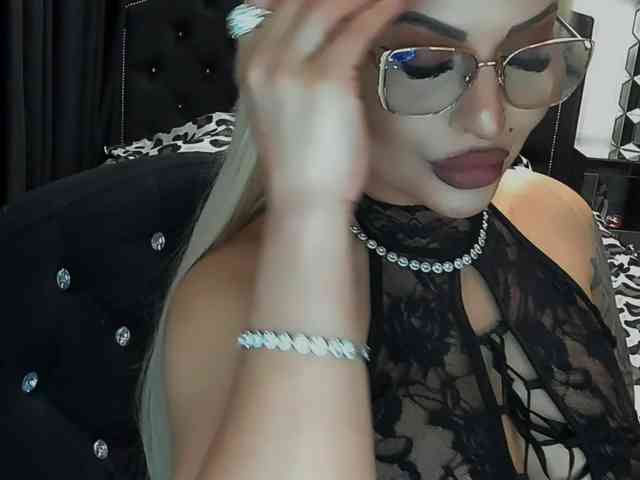 lovelyblondyx