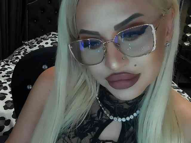 lovelyblondyx webcam