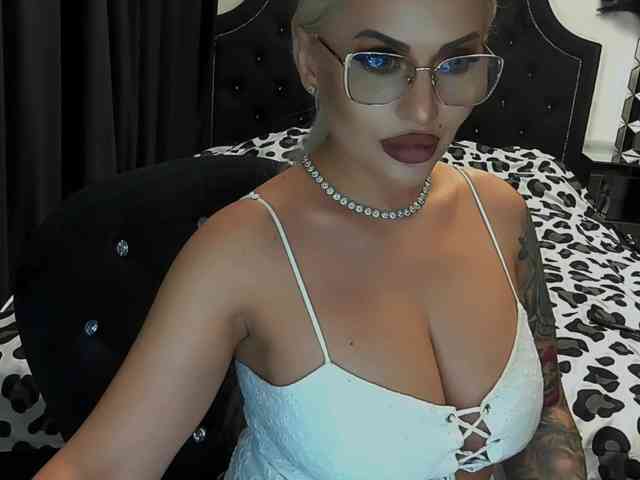 lovelyblondyx webcam