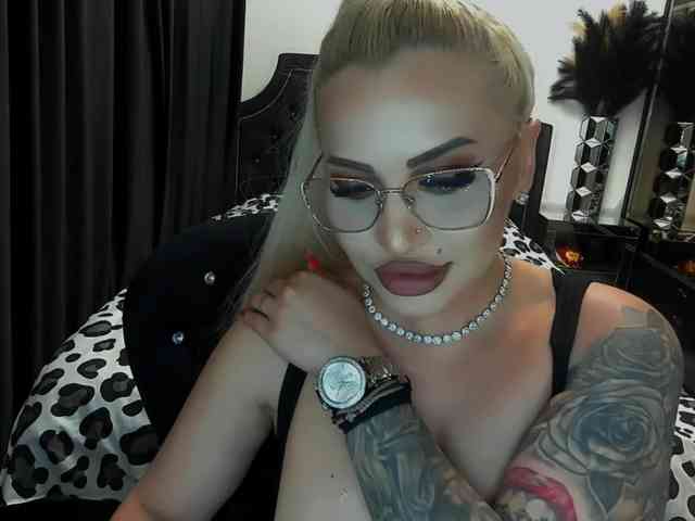 lovelyblondyx