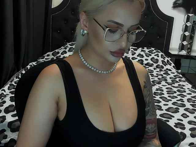 lovelyblondyx