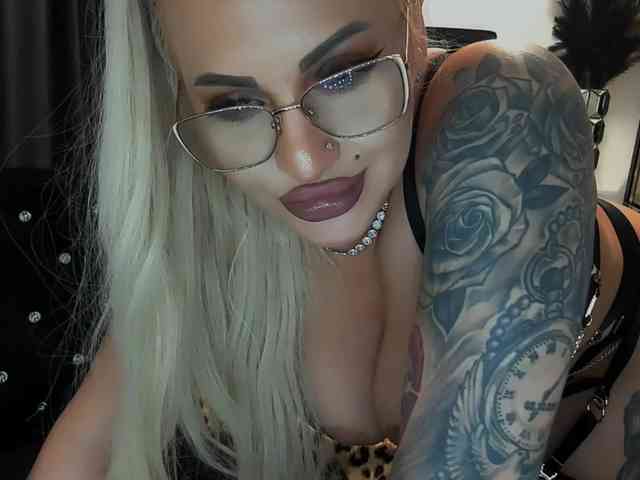 lovelyblondyx webcam