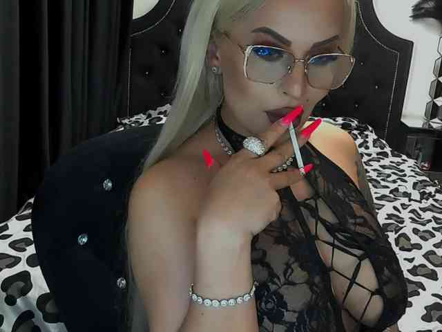 lovelyblondyx webcam
