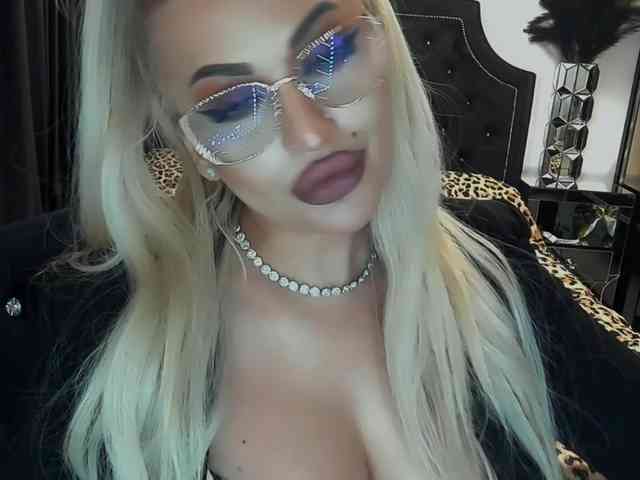lovelyblondyx webcam