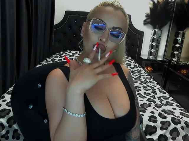 lovelyblondyx webcam