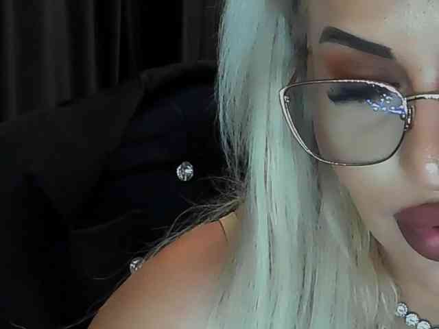 lovelyblondyx webcam